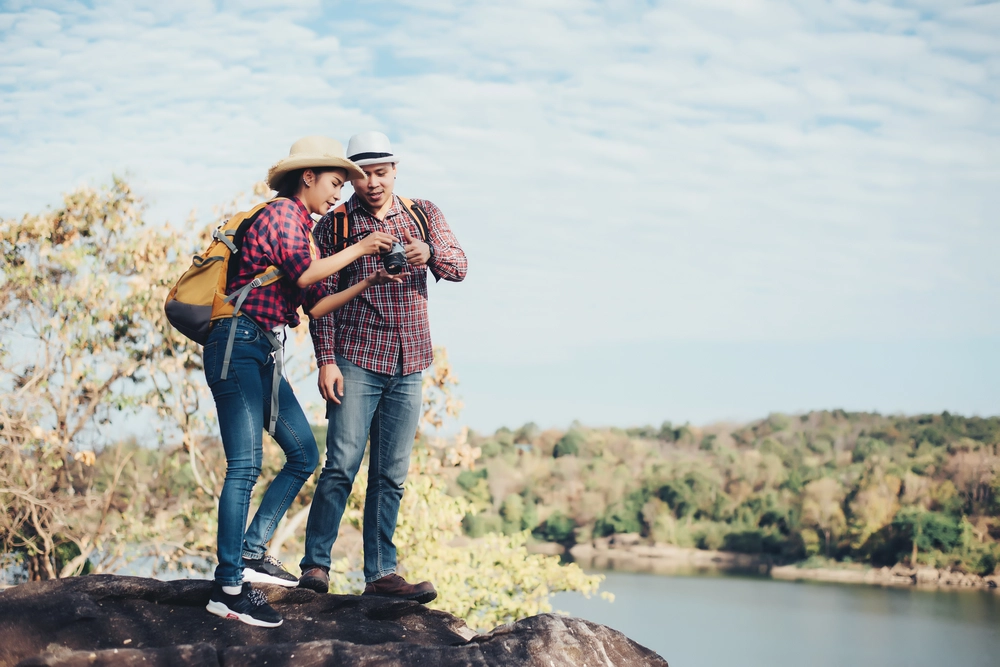 couple-tourists-with-photography-mountain